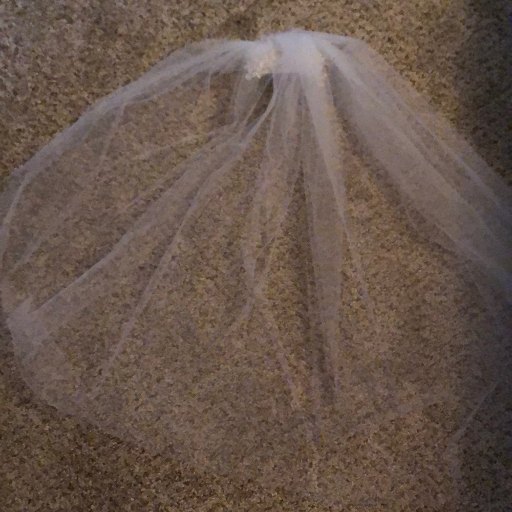 Simple two tiered elbow length detachable veil